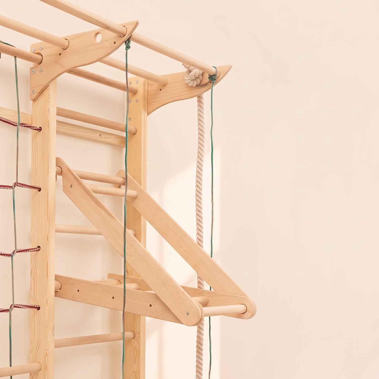 Großaufnahme des Hangeldreiecks an der BeLissi Kaya Montessori-Kletterwand