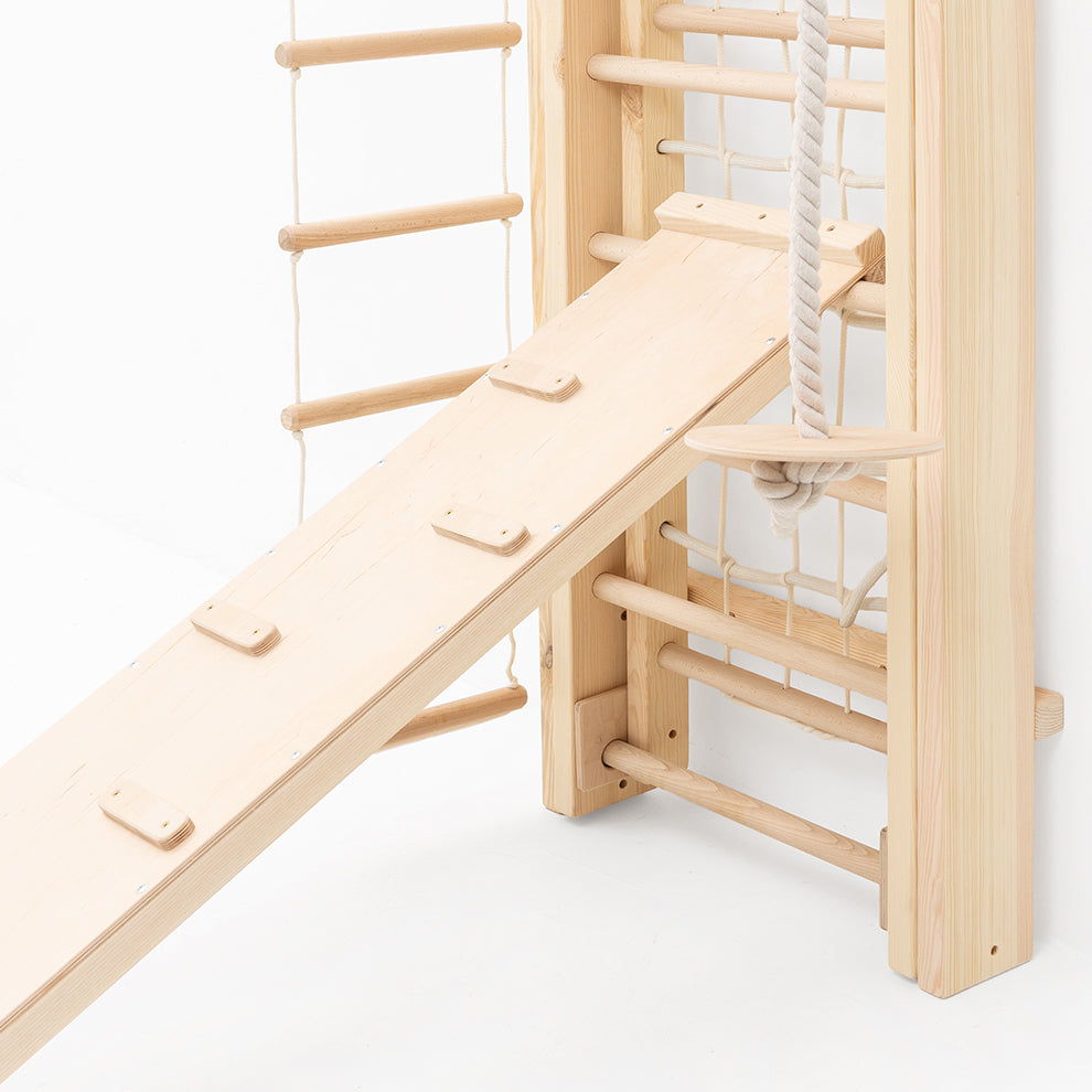 BeLissi Kletter-Rutsche 2-in-1 an der Belissi Nelo Montessori-Kletterwand, Seitenansicht