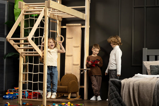 Drei Kinder spielen gemeinsam aktiv an der BeLissi Nelo Kletterwand
