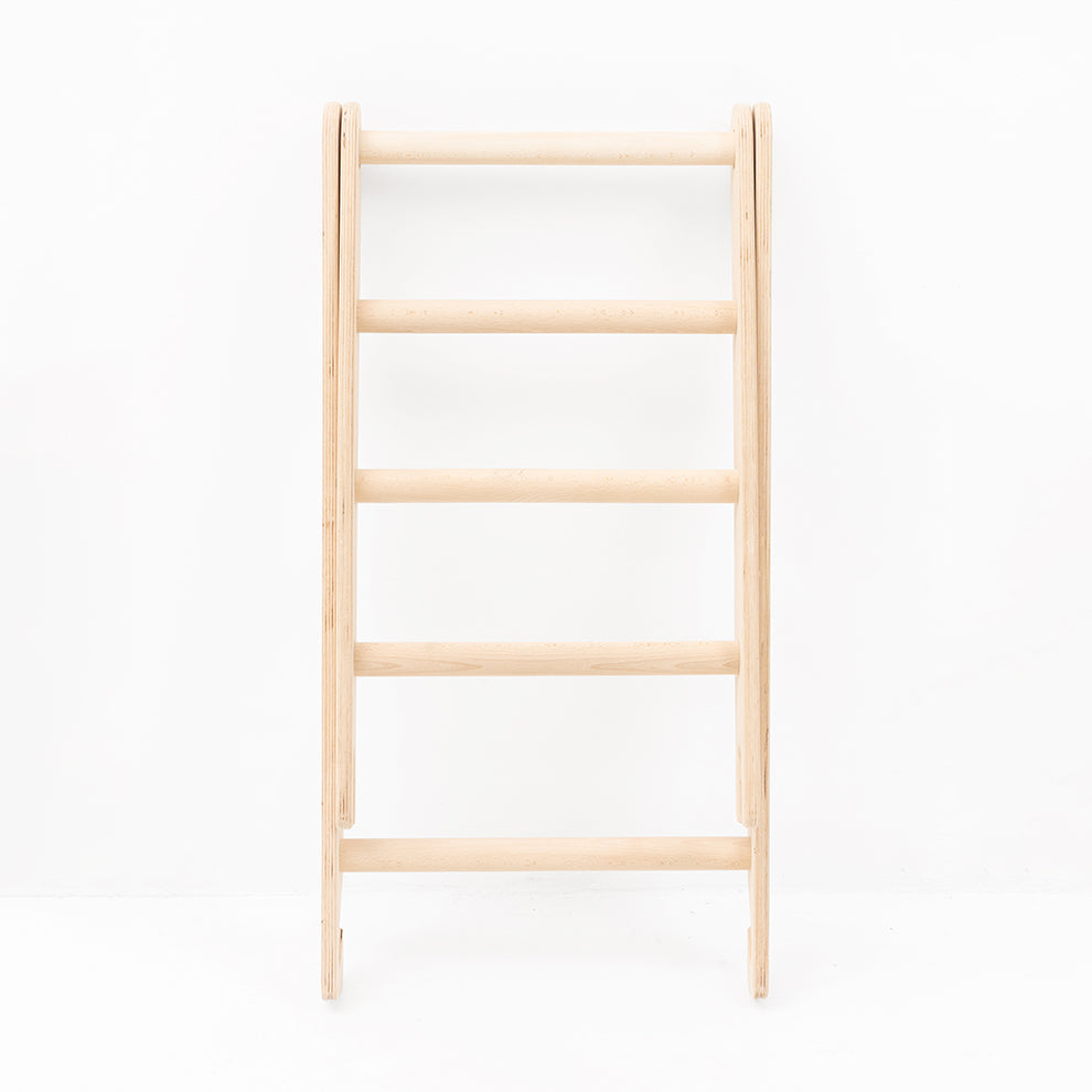 BeLissi Hangeldreieck als Zubehör passend zur Lumi Kletterwand – fördert Kraft und Koordination beim Spielen