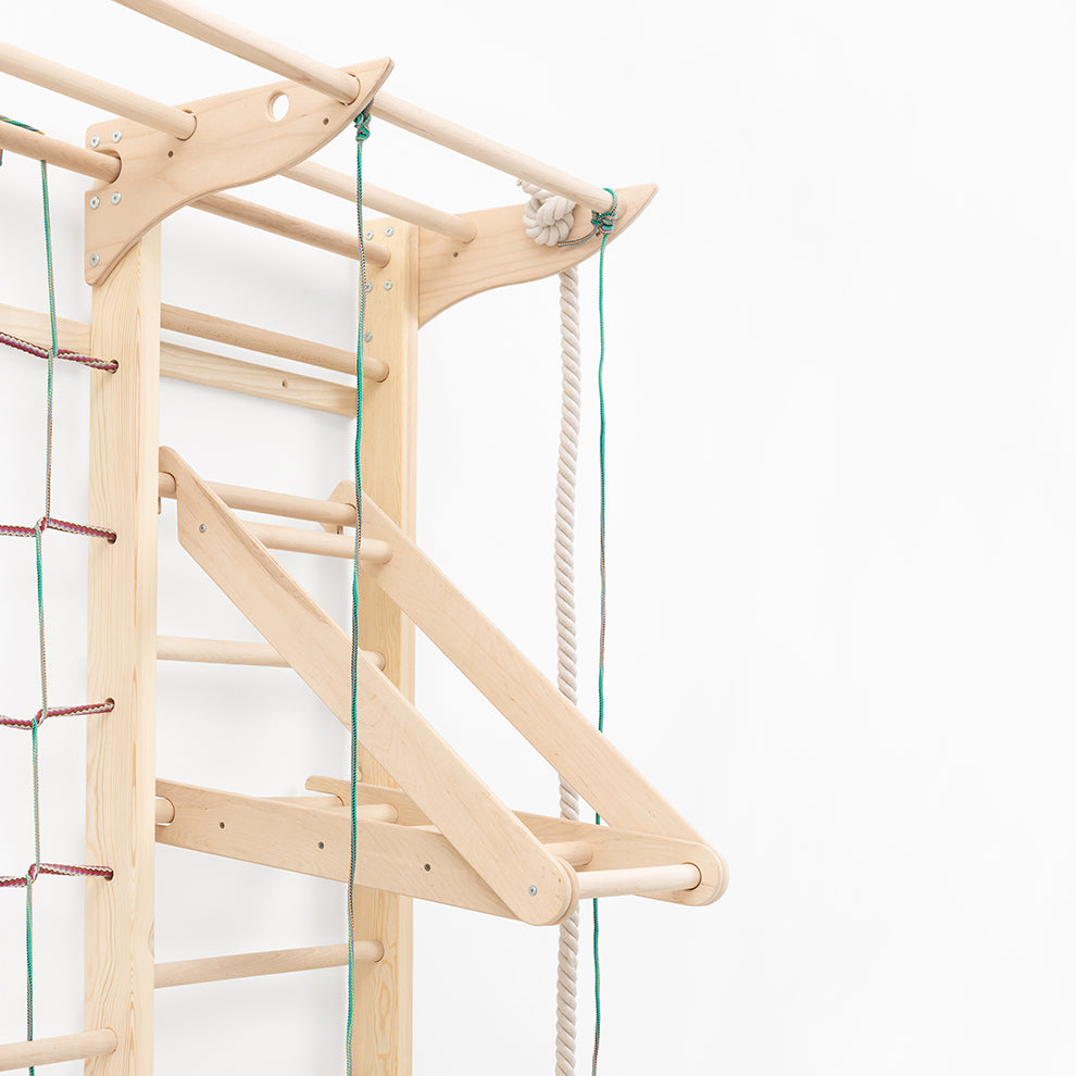 Großaufnahme des Hangeldreiecks an der BeLissi Kaya Montessori-Kletterwand