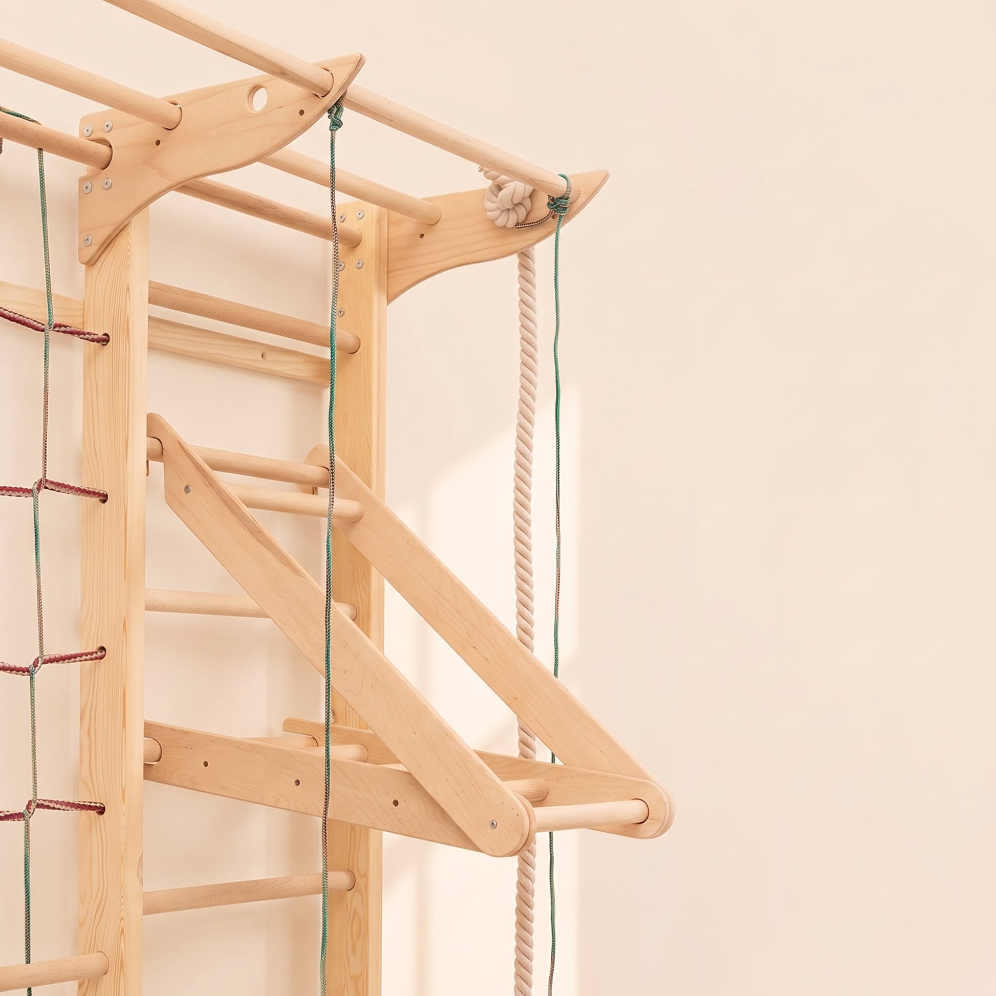 Großaufnahme des Hangeldreiecks an der BeLissi Kaya Montessori-Kletterwand