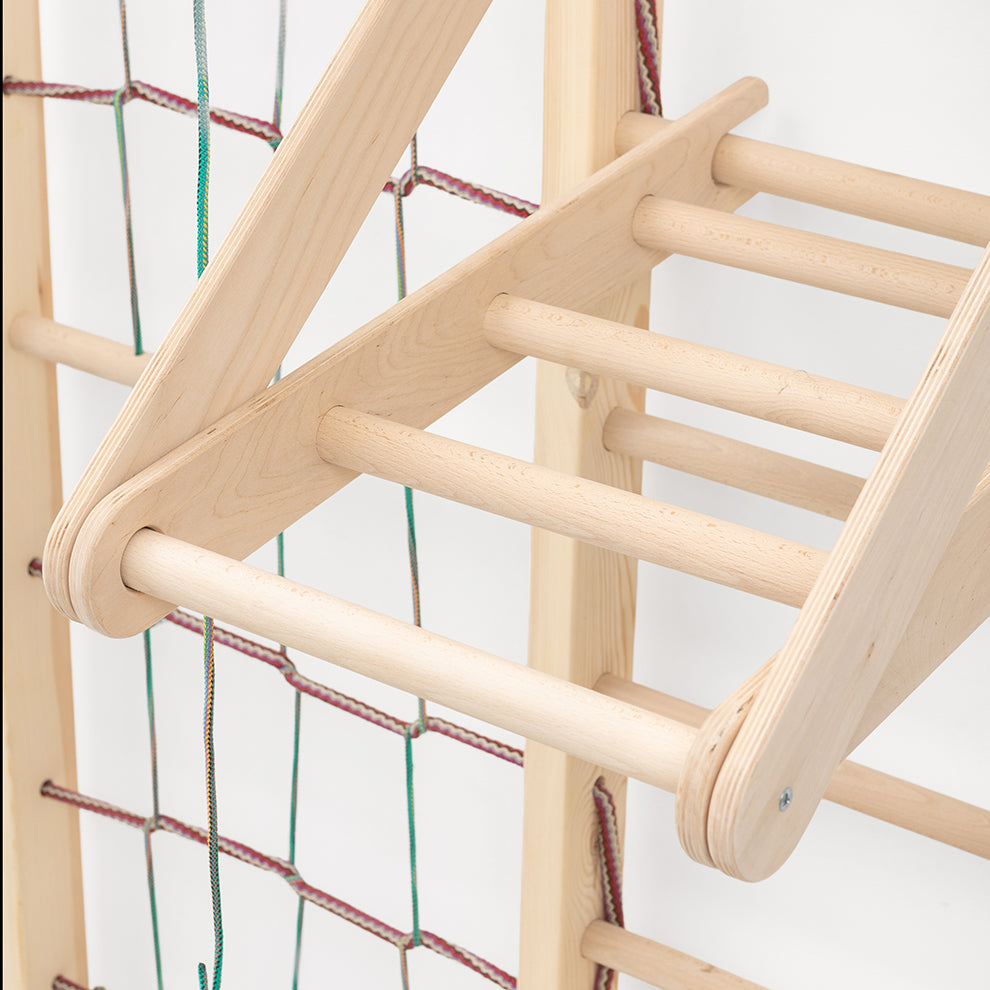 Nahaufnahme des Hangeldreiecks an der BeLissi Kaya Kletterwand