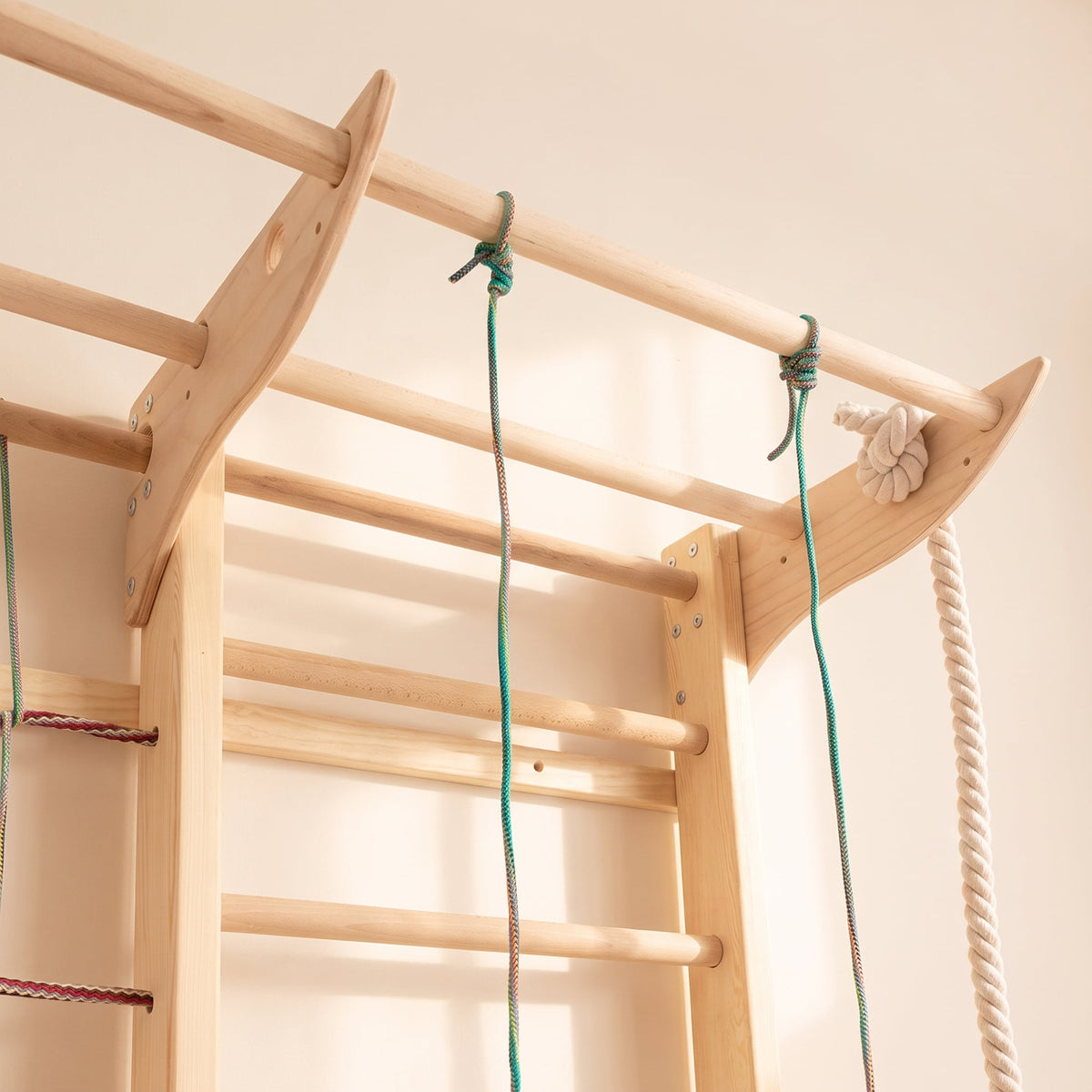 BeLissi Kaya Kletterwand mit integrierten Fitness- und Turnelementen