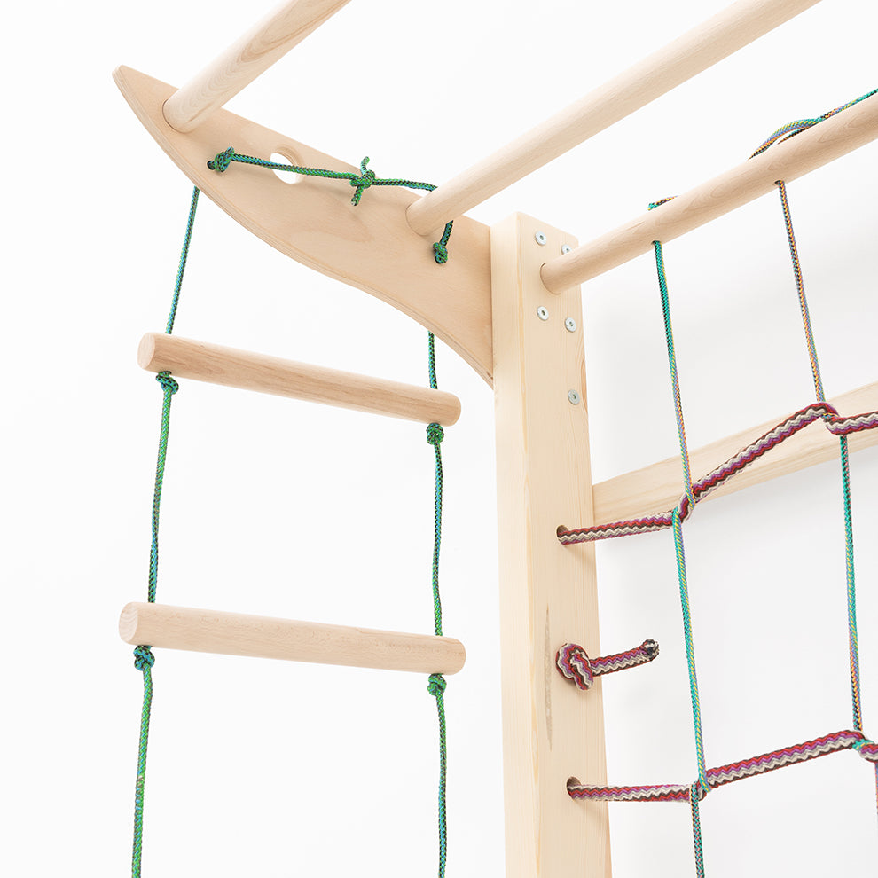 Strickleiter an der BeLissi Kaya Kletterwand für motorisches Training