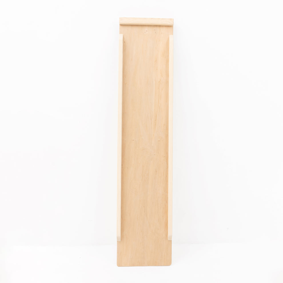 Rückansicht der BeLissi Kletter-Rutsche 2-in-1 aus Holz mit stabiler Konstruktion