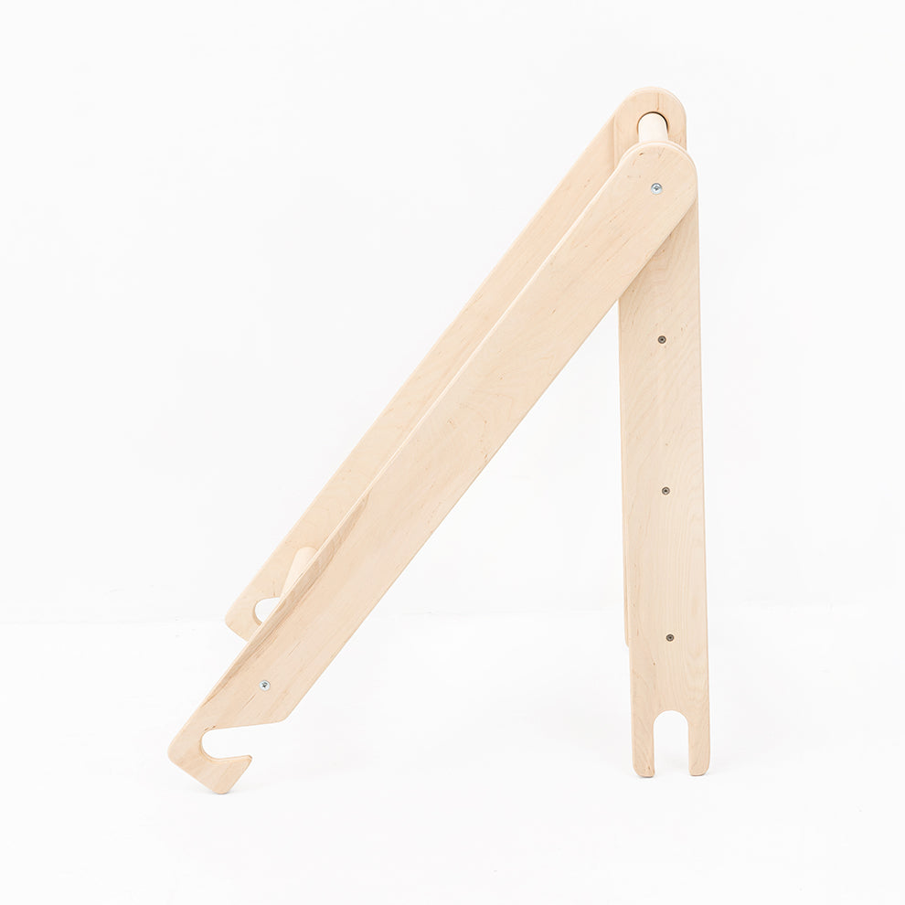 Seitenaufnahme des BeLissi Lumi Hangeldreiecks – stabiles Spielgerät zur Förderung von Kraft und Koordination