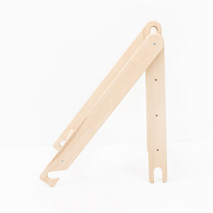 Seitenaufnahme des BeLissi Lumi Hangeldreiecks – stabiles Spielgerät zur Förderung von Kraft und Koordination