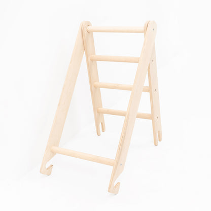 Stabiles Hangeldreieck als Zubehör an der BeLissi Lumi Kletterwand für sicheres Klettern