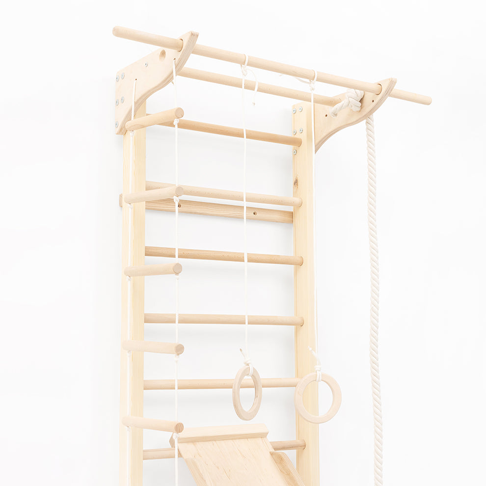 BeLissi Lumi Kletterwand in seitlicher Gesamtansicht – robust und modern