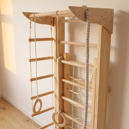 Seitenansicht der platzsparend eingeklappten Belissi Nelo Kletterwand