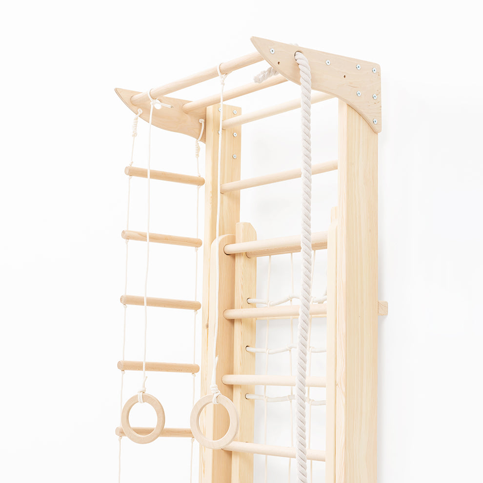 Seitenansicht der platzsparend eingeklappten Belissi Nelo Kletterwand