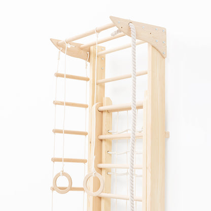 Seitenansicht der platzsparend eingeklappten Belissi Nelo Kletterwand