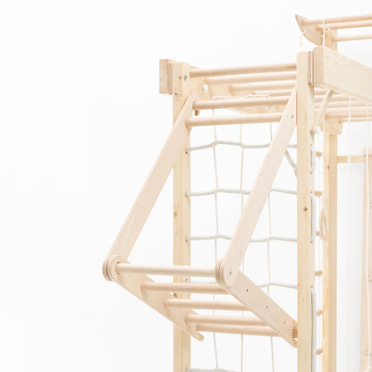 Detailansicht des Hangeldreiecks an der Belissi Nelo Montessori-Kletterwand