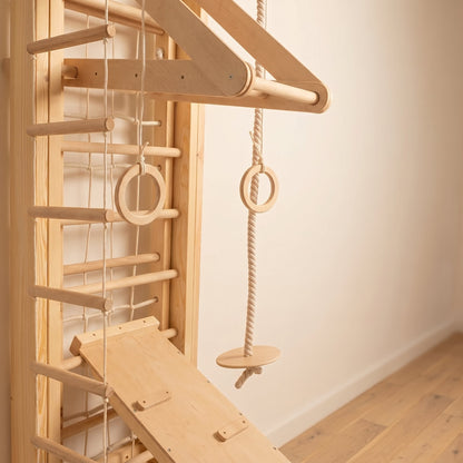Detailaufnahme von Hangeldreieck und Rutsche an der Belissi Nelo Kletterwand