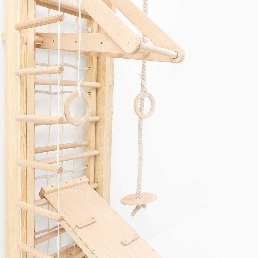 Detailaufnahme von Hangeldreieck und Rutsche an der Belissi Nelo Kletterwand