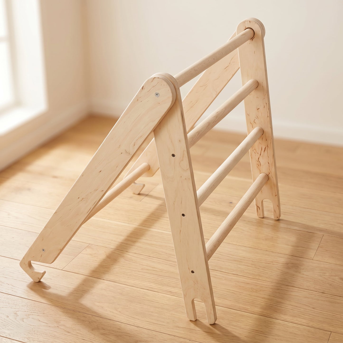 Seitenansicht des Hangeldreiecks  Belissi Nelo Kletterwand