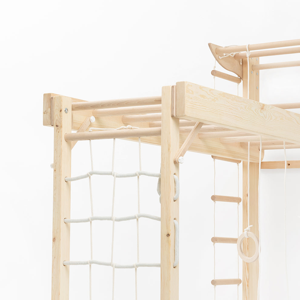 Frontal-Nahaufnahme der Belissi Nelo Kletterwand ohne Zubehör