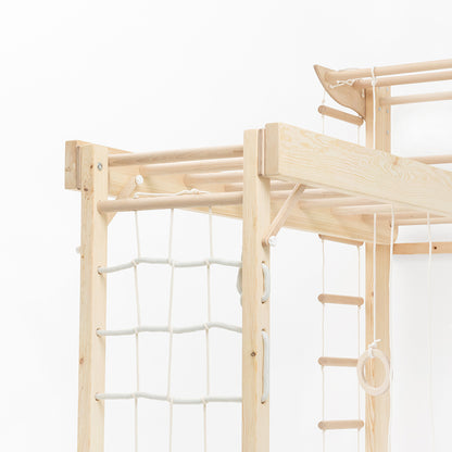 Frontal-Nahaufnahme der Belissi Nelo Kletterwand ohne Zubehör