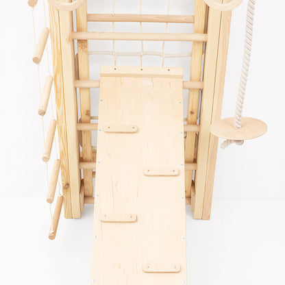 Frontalansicht der Rutsche an der Belissi Nelo Kletterwand