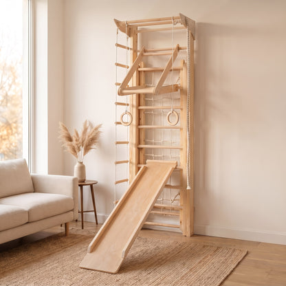 Belissi Nelo Kletterwand mit Rutsche und Hangeldreieck in der Seitenansicht