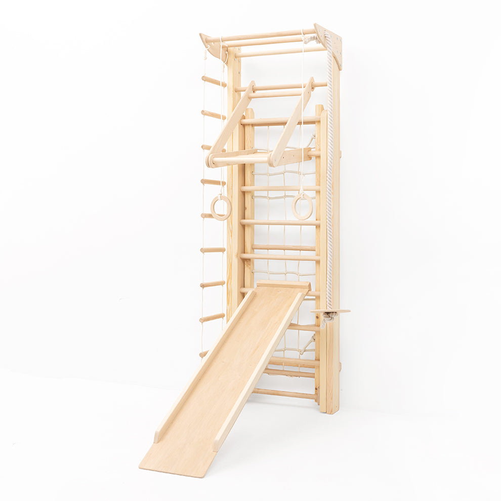 Belissi Nelo Kletterwand mit Rutsche und Hangeldreieck in der Seitenansicht