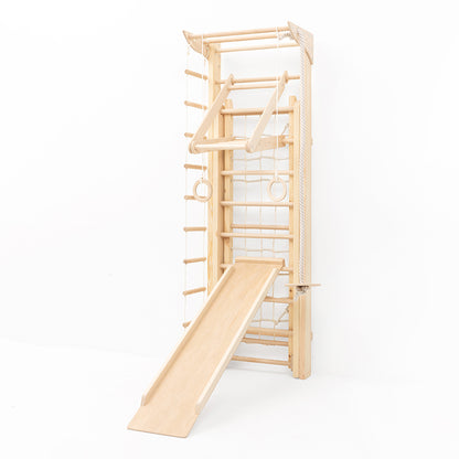 Belissi Nelo Kletterwand mit Rutsche und Hangeldreieck in der Seitenansicht