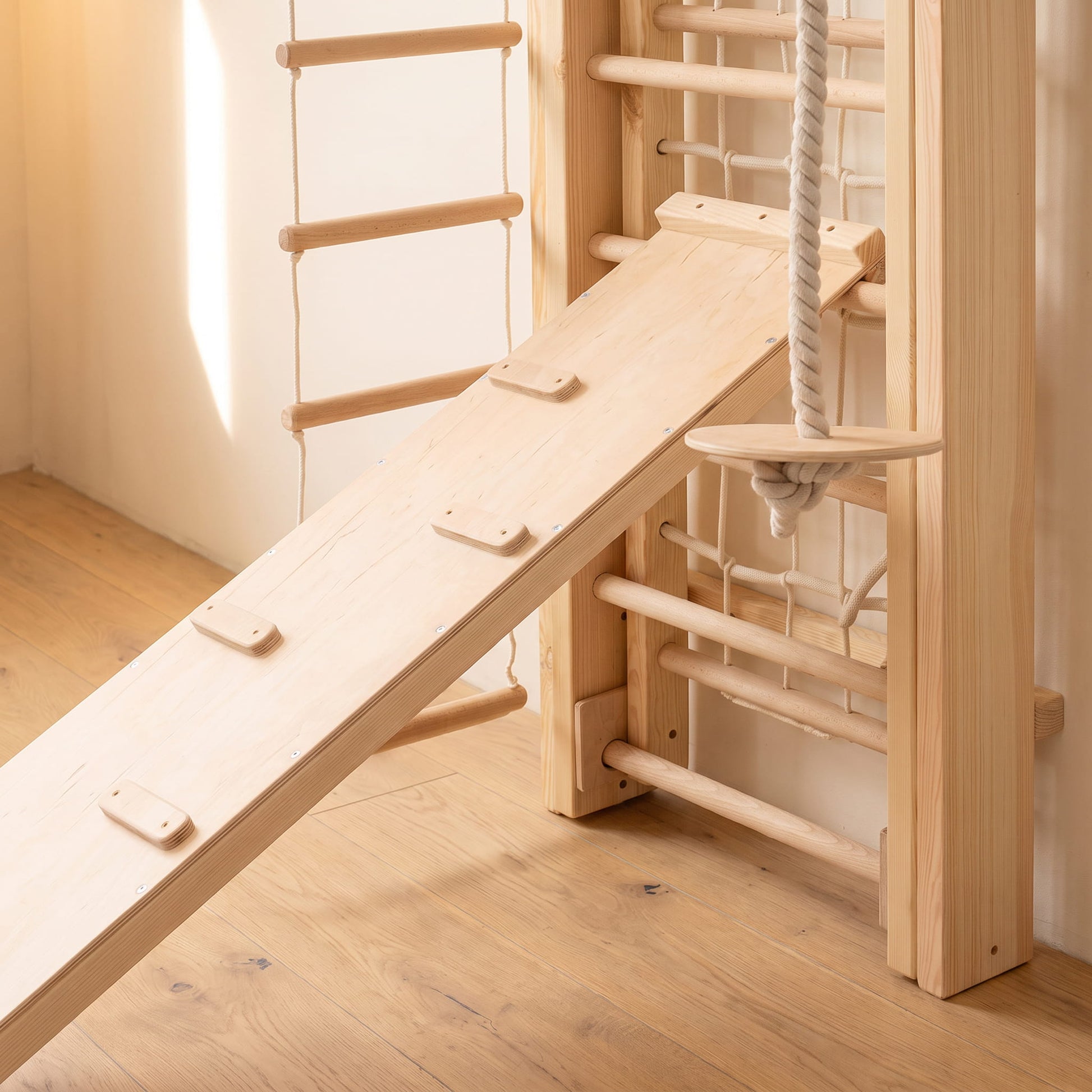 BeLissi Kletter-Rutsche 2-in-1  an der Belissi Nelo Montessori-Kletterwand, Seitenansicht