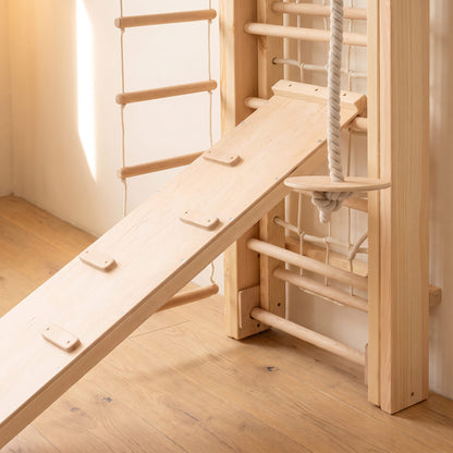 BeLissi Kletter-Rutsche 2-in-1  an der Belissi Nelo Montessori-Kletterwand, Seitenansicht