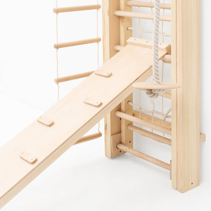 BeLissi Kletter-Rutsche 2-in-1  an der Belissi Nelo Montessori-Kletterwand, Seitenansicht