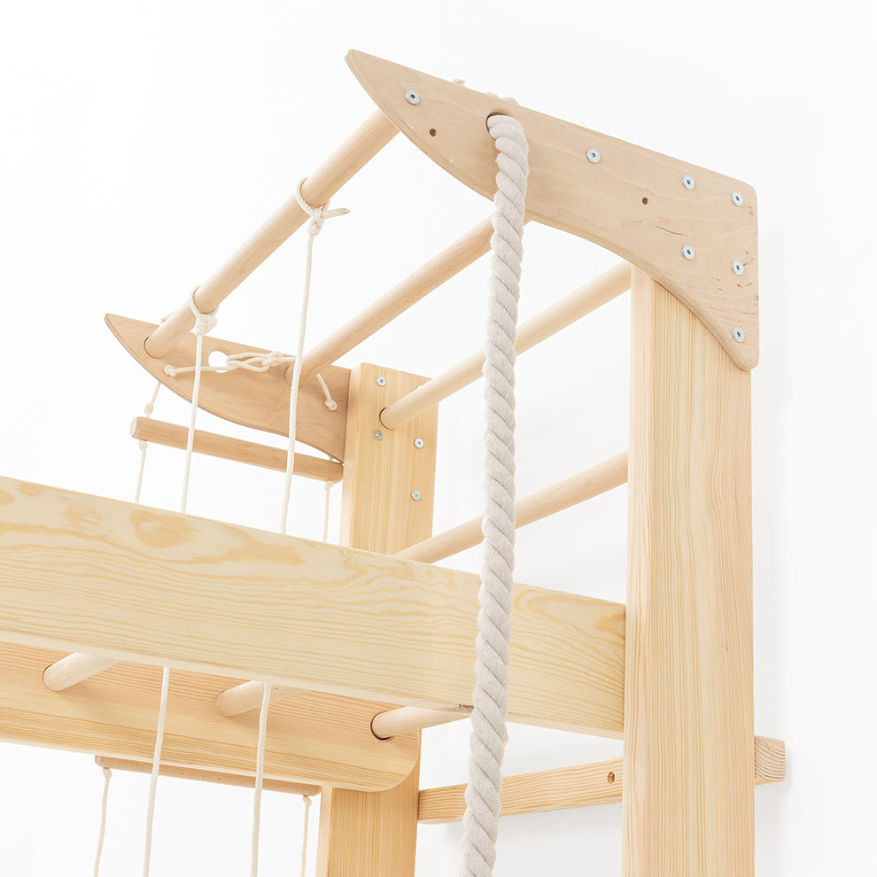 Seitenansicht der Belissi Nelo Montessori-Kletterwand