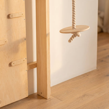Sitzscheibe mit Seil an der Belissi Nelo Montessori-Kletterwand
