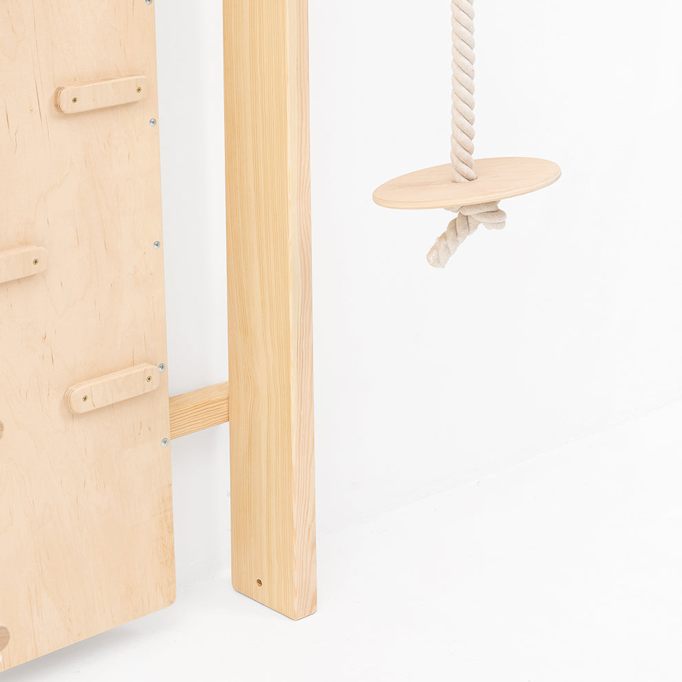 Sitzscheibe mit Seil an der Belissi Nelo Montessori-Kletterwand