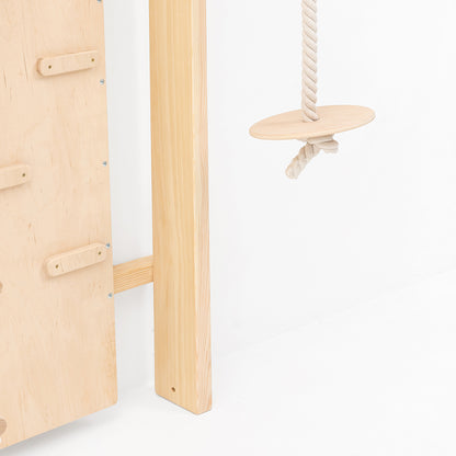 Sitzscheibe mit Seil an der Belissi Nelo Montessori-Kletterwand