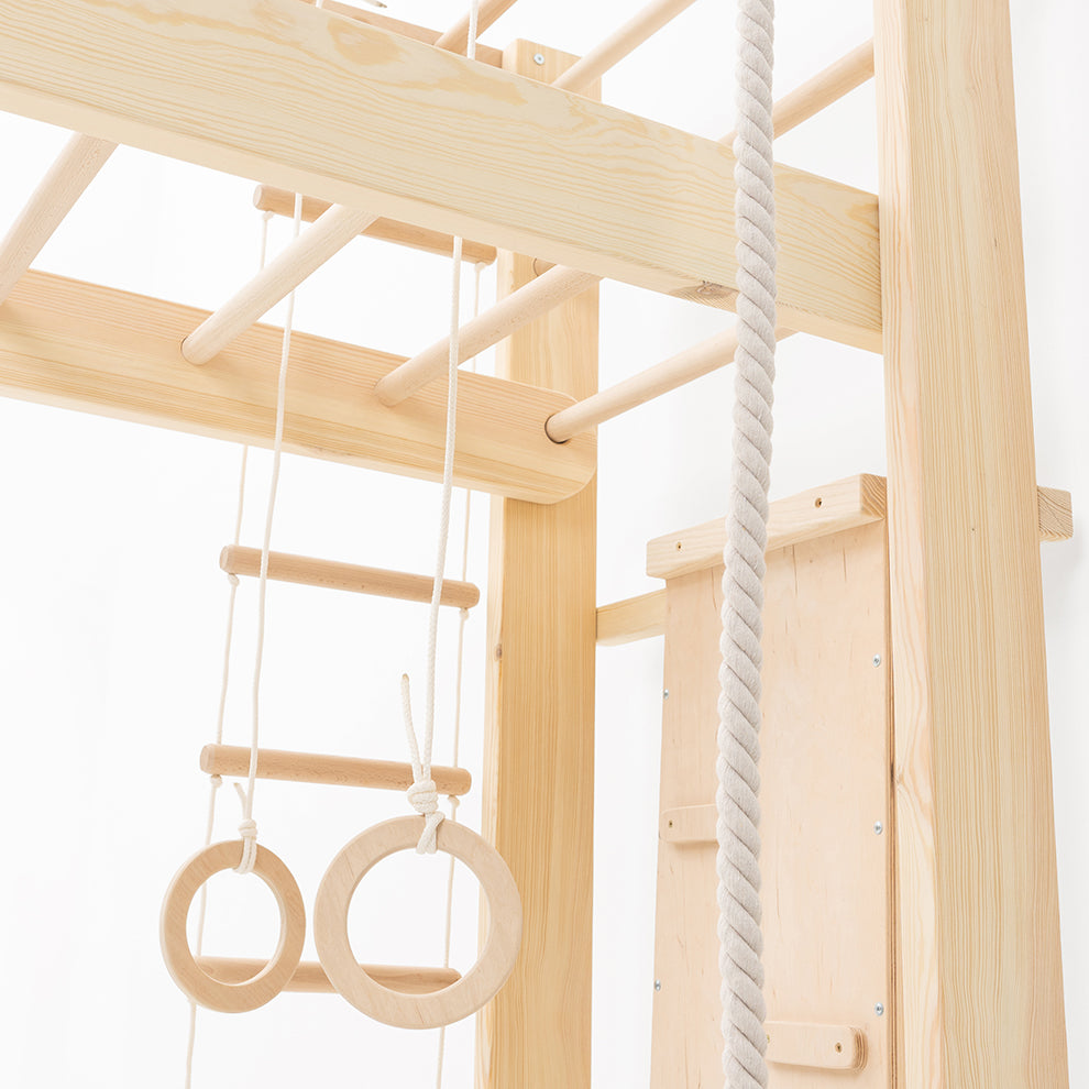 Nahaufnahme der Turnringe an der Belissi Nelo Montessori-Kletterwand