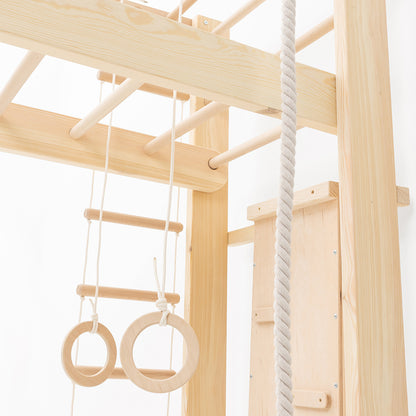 Nahaufnahme der Turnringe an der Belissi Nelo Montessori-Kletterwand