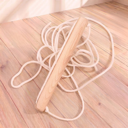 Trapezgriff als spielerisches Zubehör an der BeLissi Lumi Kletterwand