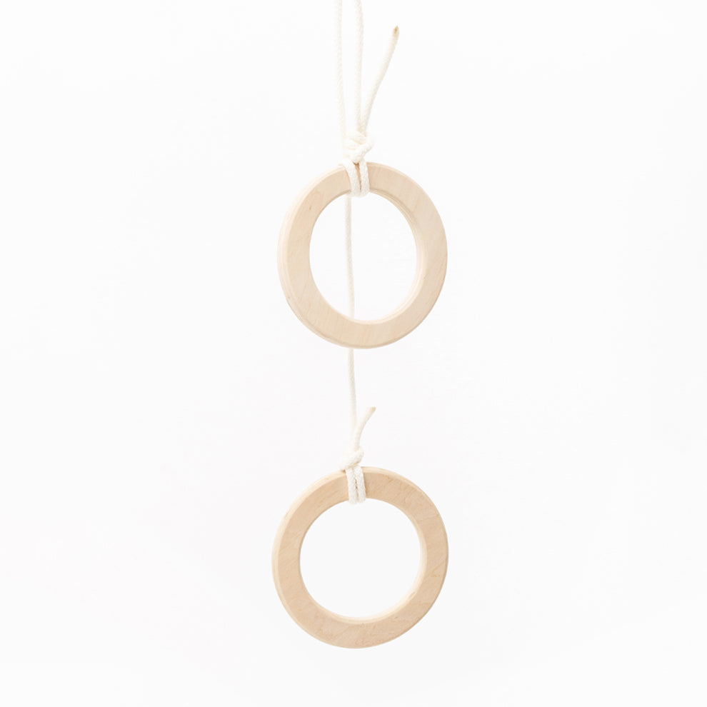 Hochwertige BeLissi Turnringe aus Holz für Kinder zur Befestigung an der Kletterwand