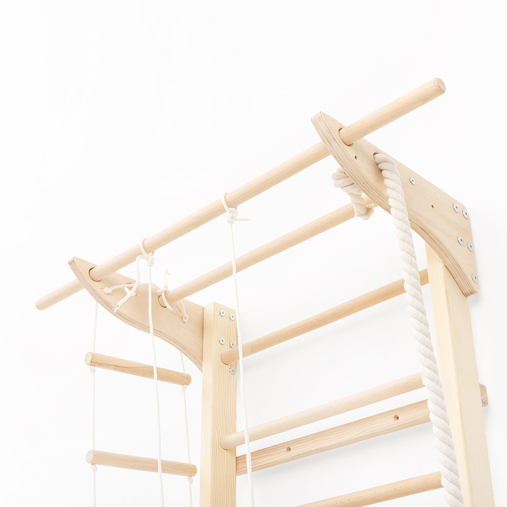 Fitness- und Klimmzugstange an der BeLissi Lumi Kletterwand – für aktive Kinder