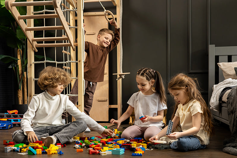 Geschwister entdecken spielerisch Bewegung an der Kletterwand nach Montessori-Prinzipien