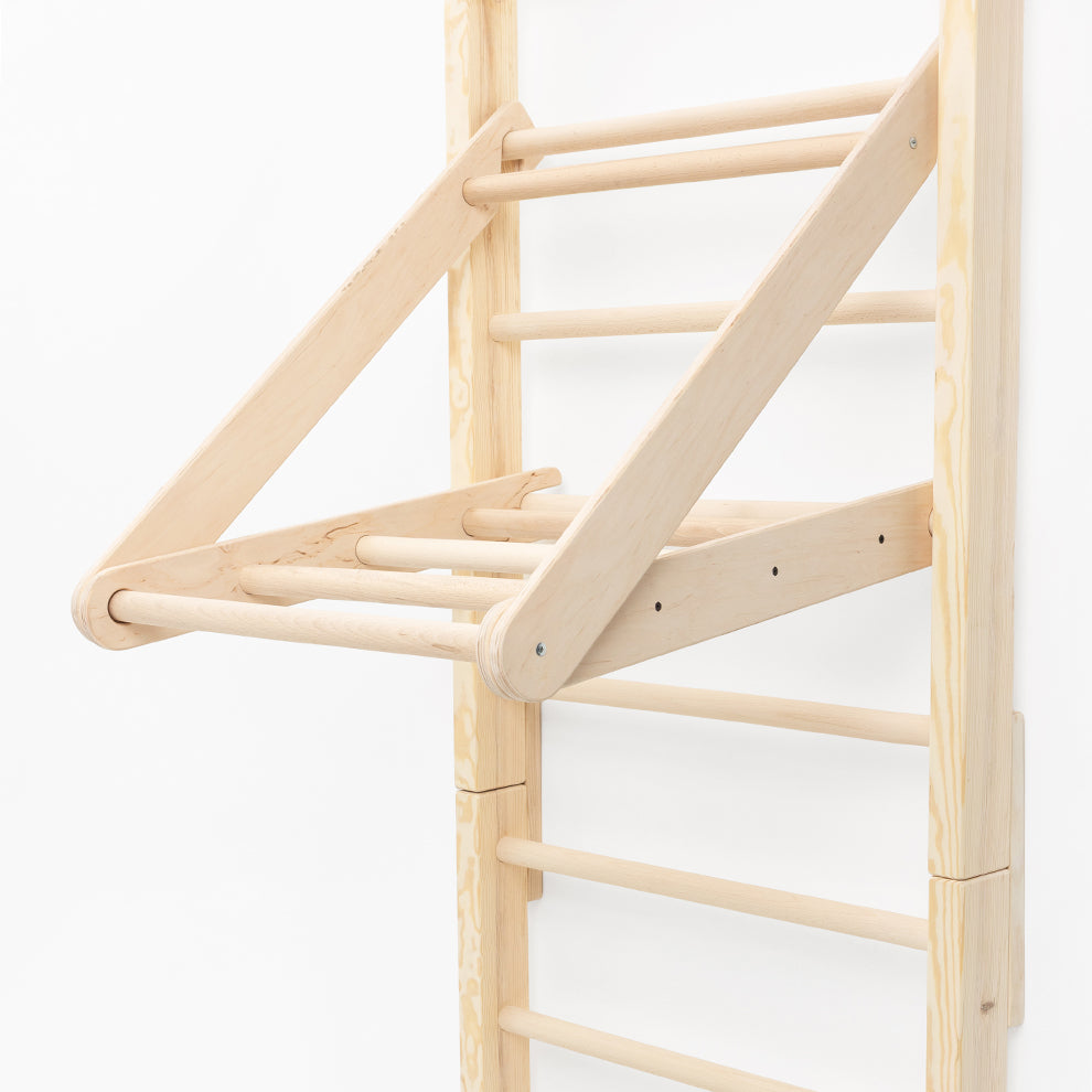 Hangeldreieck als motorisches Element an der BeLissi Lumi Kletterwand