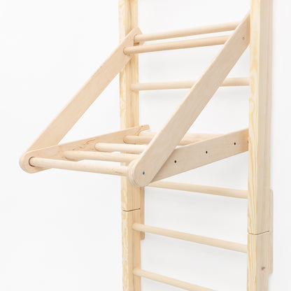 Hangeldreieck als motorisches Element an der BeLissi Lumi Kletterwand