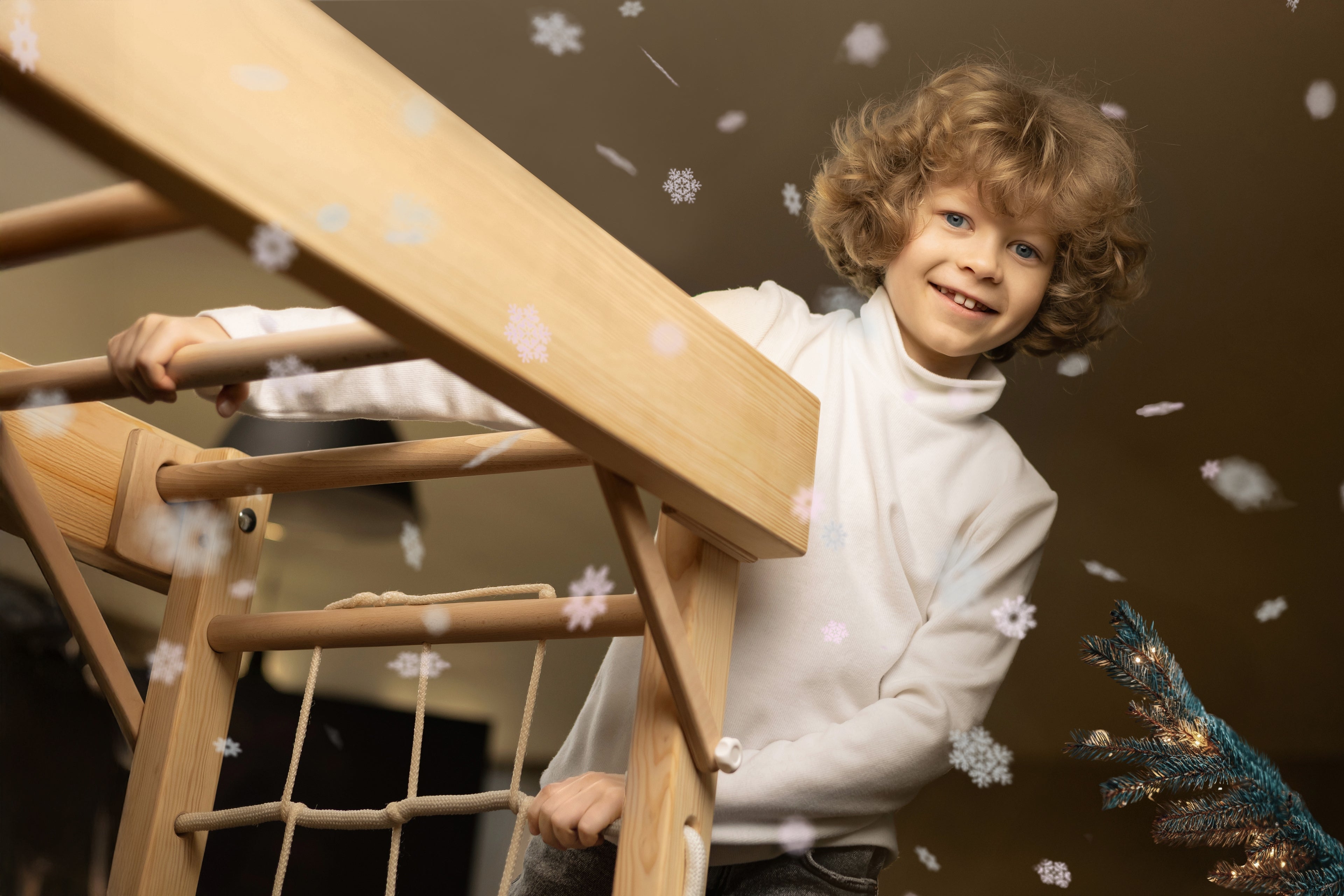 Kinder spielen an einer Montessori-inspirierten BeLissi Nelo Kletterwand, die motorische Entwicklung fördert