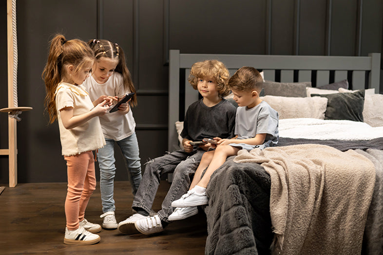 Kind verbessert spielerisch seine Koordination an einer Montessori-orientierten Kletterwand