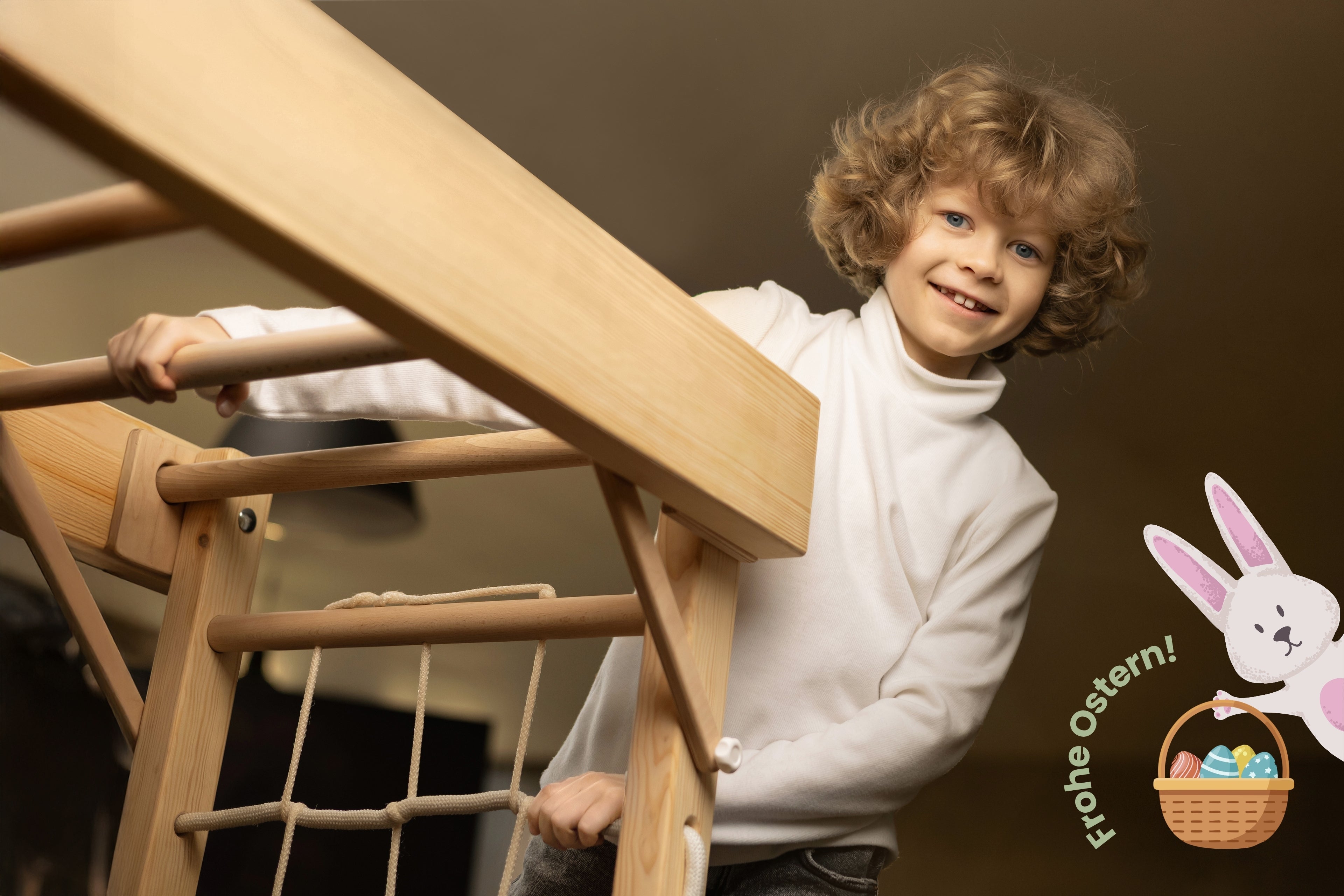 Kinder spielen an einer Montessori-inspirierten BeLissi Nelo Kletterwand, die motorische Entwicklung fördert