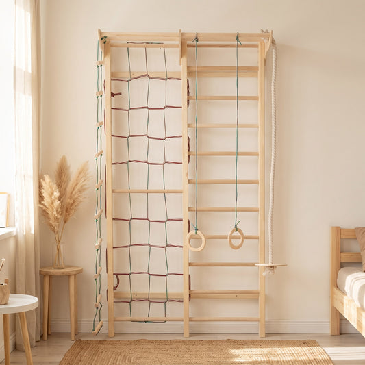 Frontalansicht der BeLissi Kaya Montessori-Kletterwand ohne Zubehör
