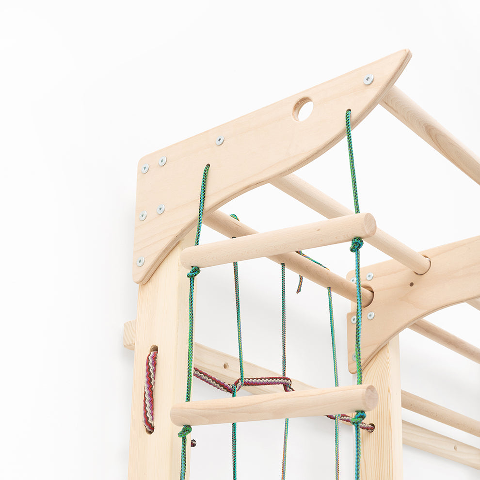 Seitenansicht der BeLissi Kaya Kletterwand zur Darstellung der Stabilität und Bauweise