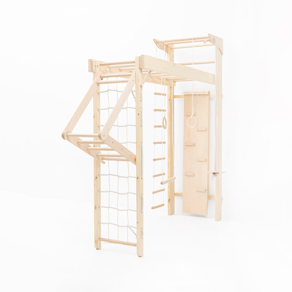 Belissi Kletterwand Nelo in Montessori-inspirierter Ausstattung im Kinderzimmer, fördert aktive Bewegung und Motorik