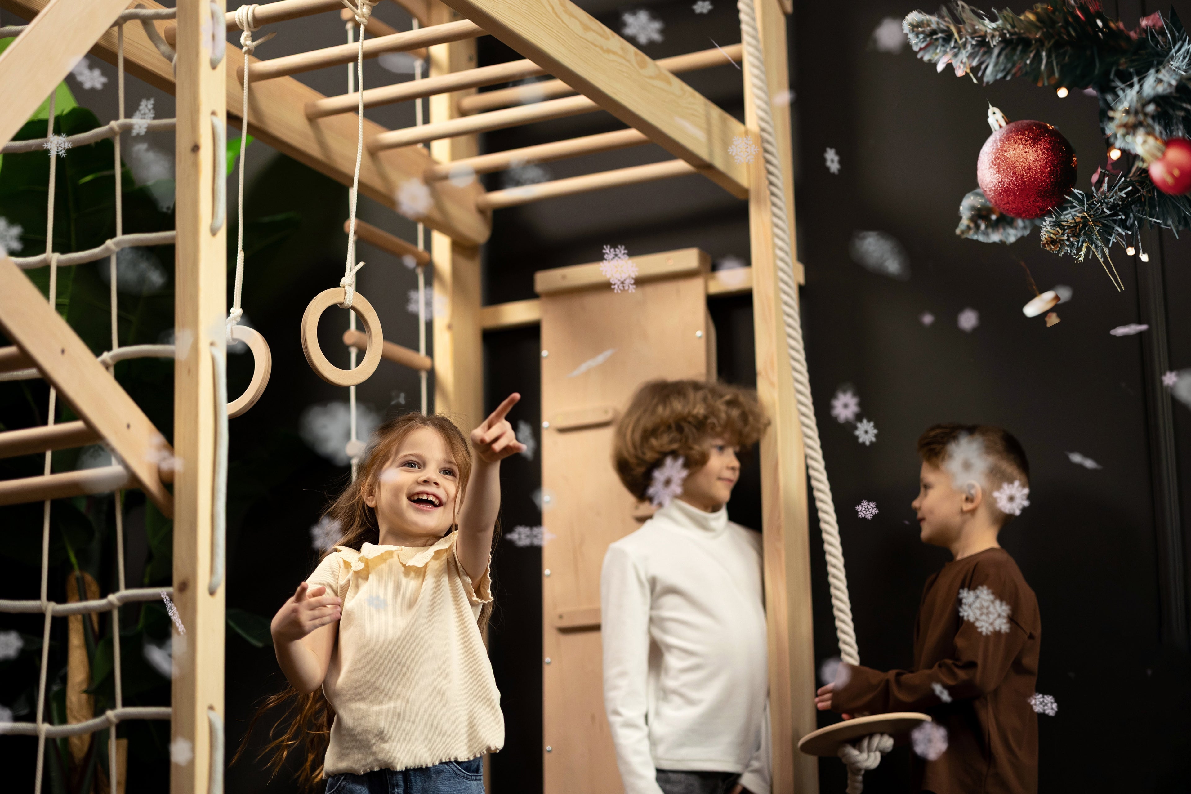Kinder lachen und haben Spaß beim gemeinsamen Spielen an der BeLissi Nelo Kletterwand
