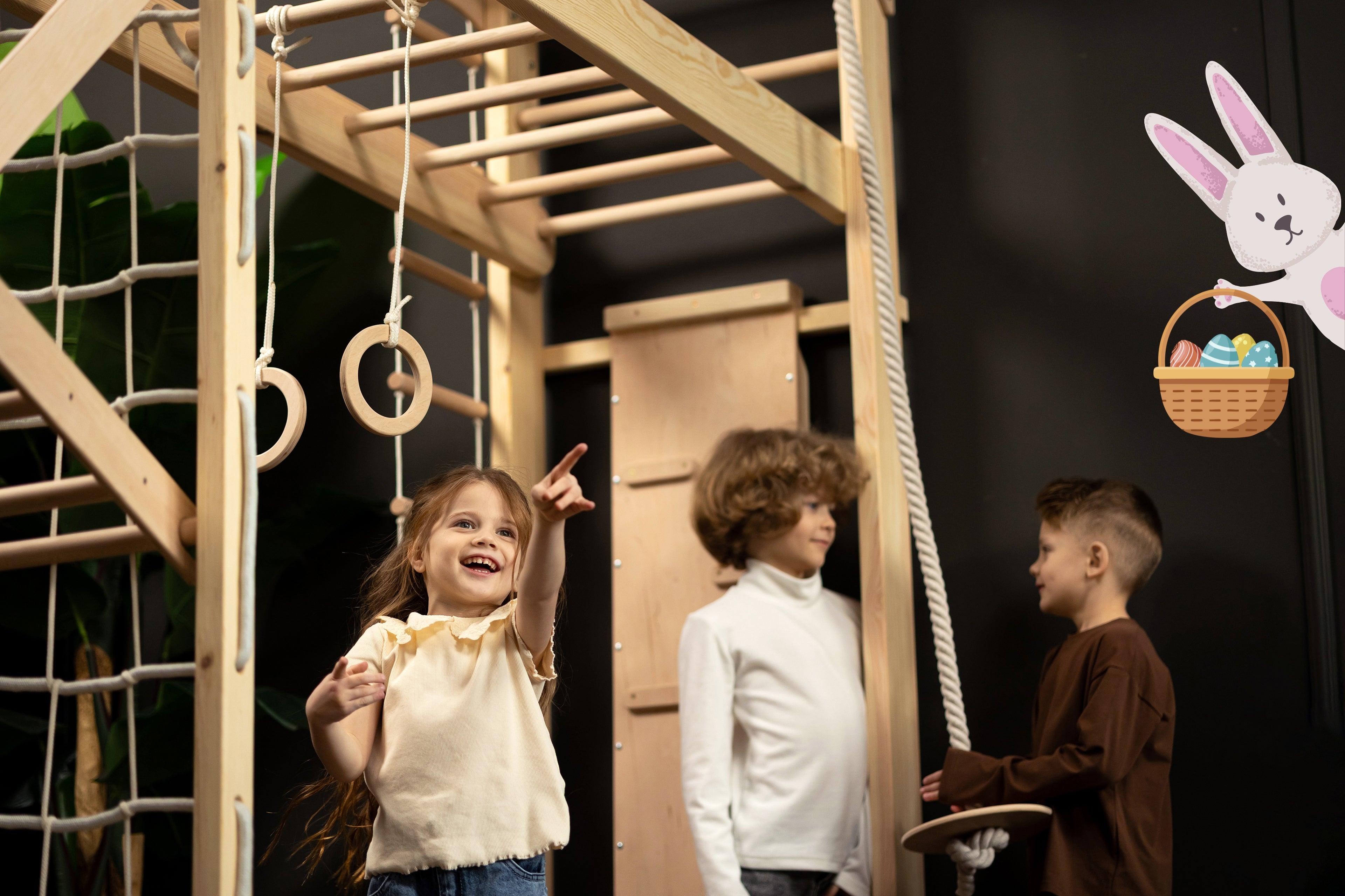Kinder spielen an einer Montessori-inspirierten BeLissi Nelo Kletterwand, die motorische Entwicklung fördert